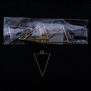 Dije triangulo en dorado 5pc