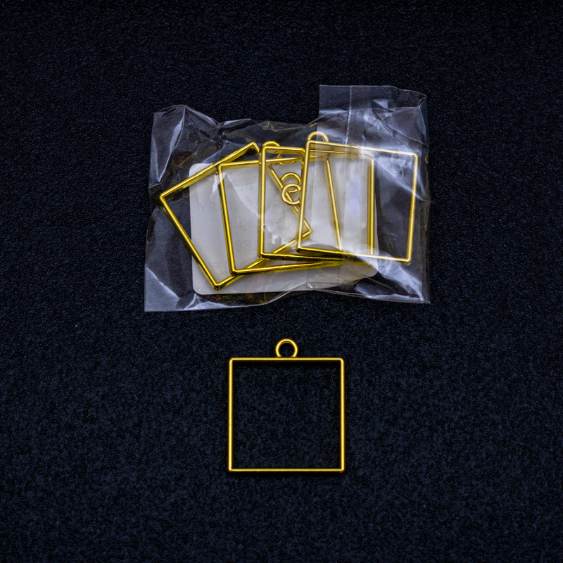 Dije cuadrado en dorado 5PC