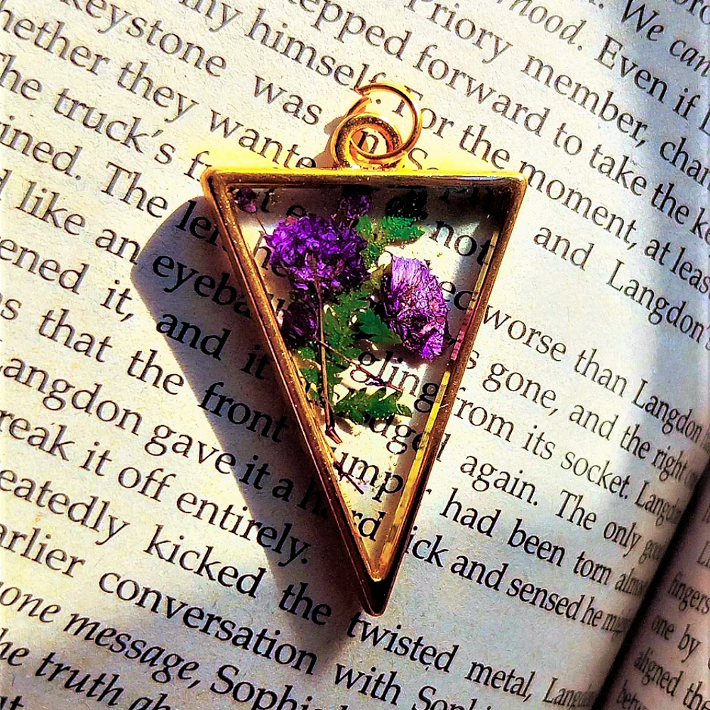Dije triangulo en dorado 5pc