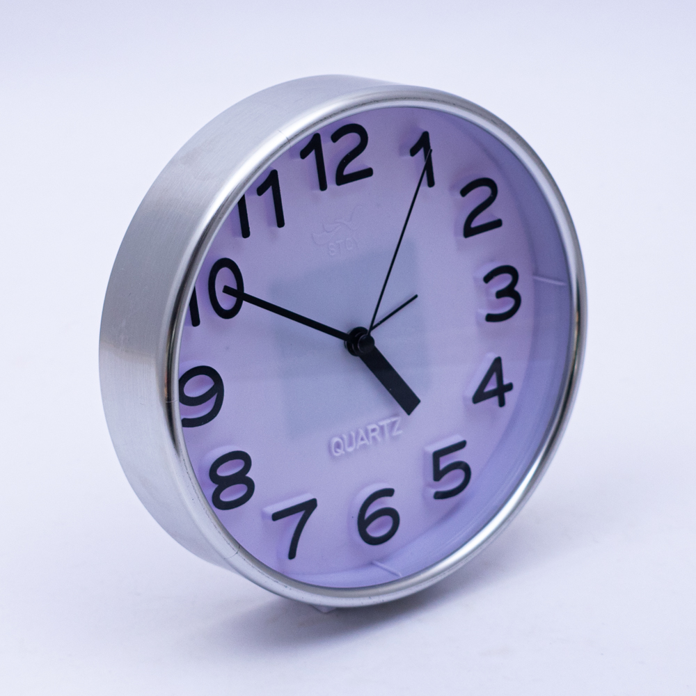 Reloj redondo con borde color plata