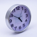 Reloj redondo con borde color plata