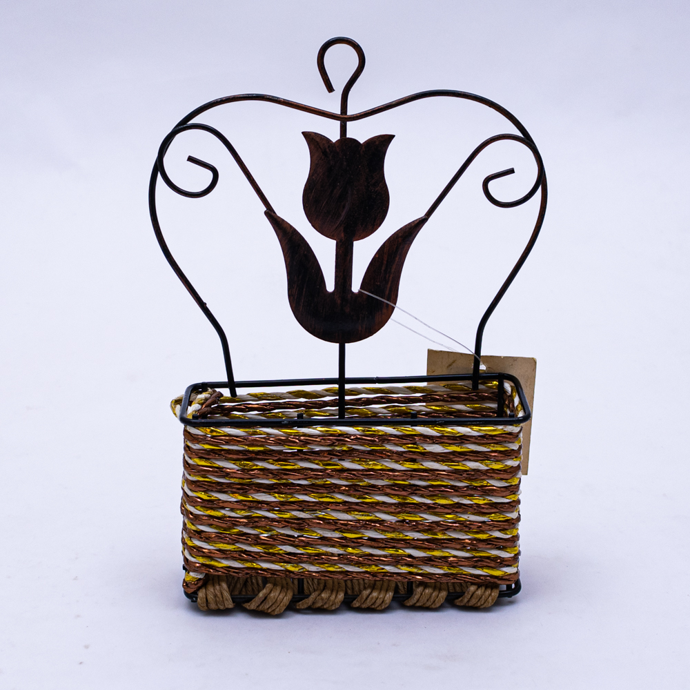 Florero de metal con diseño rustico