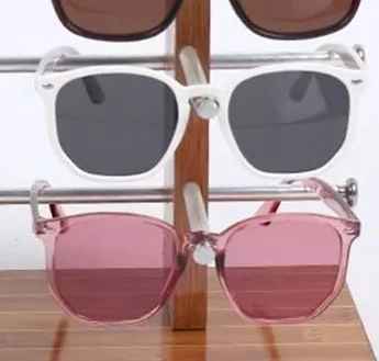 Exhibidor para lentes de madera