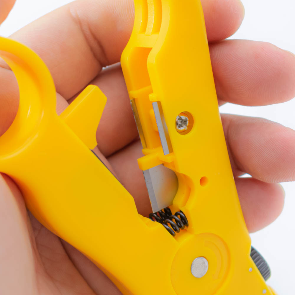 Pinza pela cable con cuerpo plástico