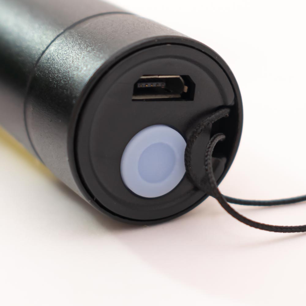 Mini linterna LED con estuche
