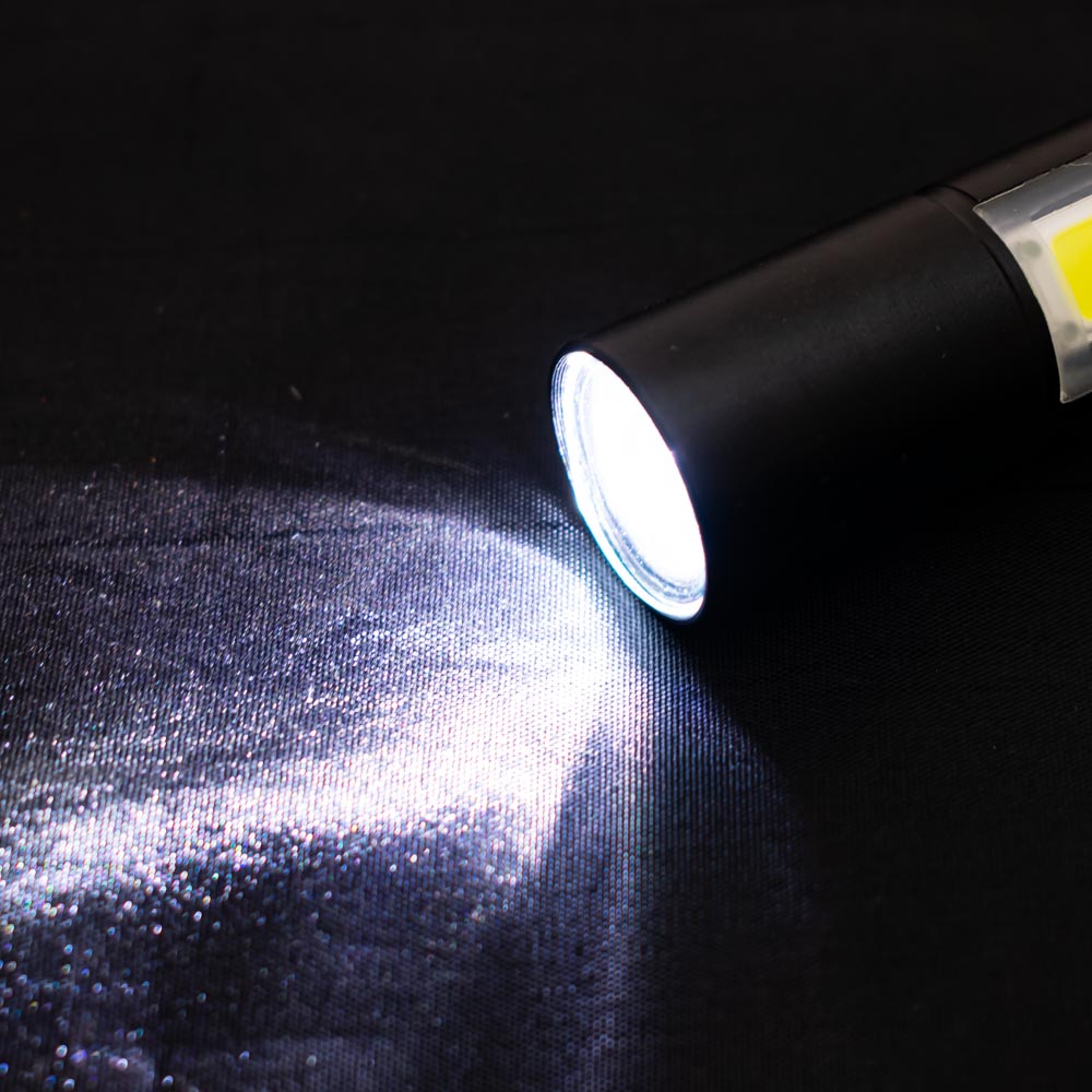 Mini linterna LED con estuche
