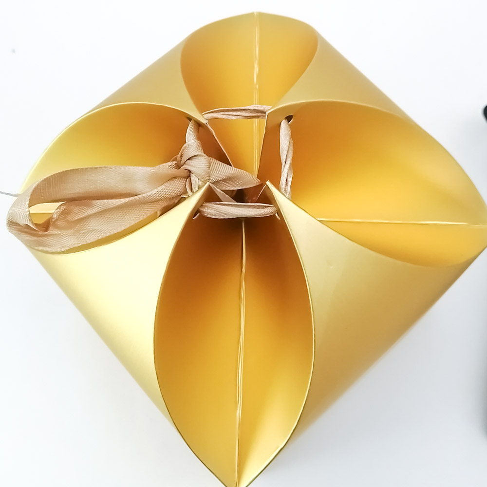 Caja oro con moño 18*14*14cm 12 piezas