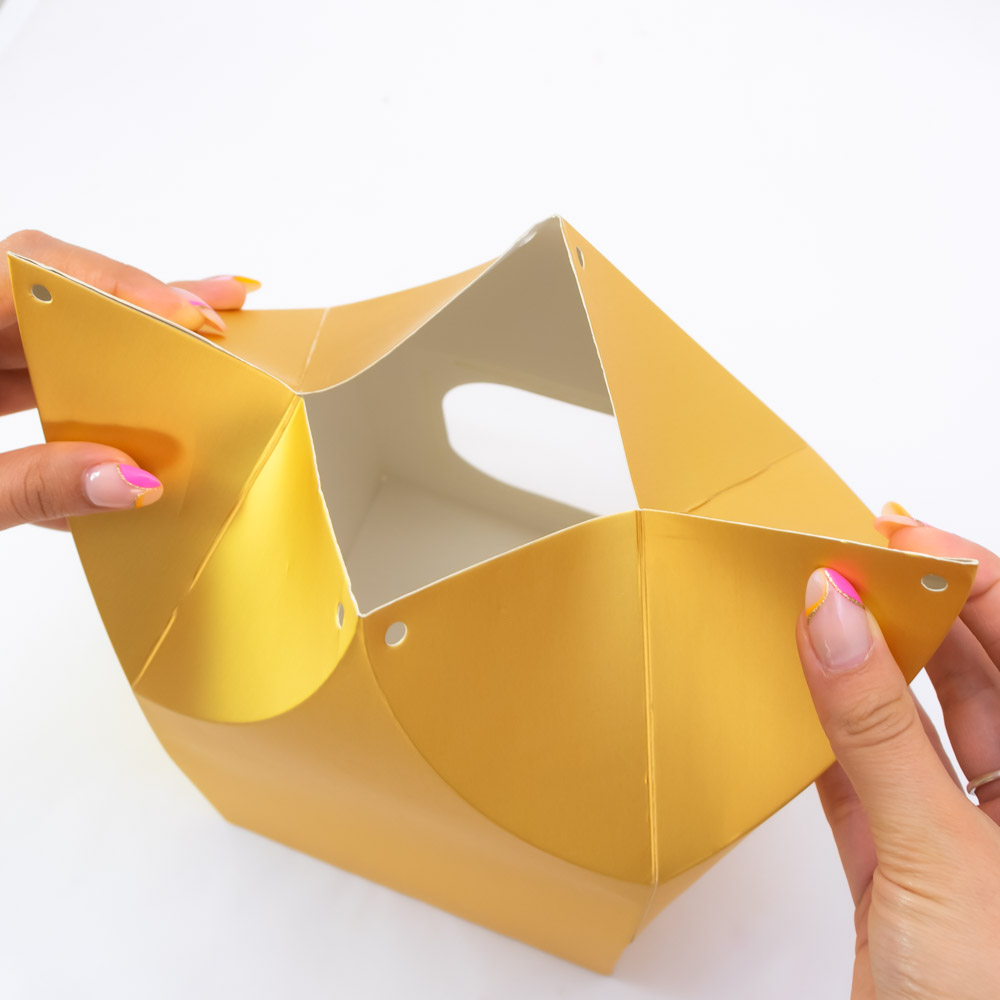 Caja oro con moño 18*14*14cm 12 piezas