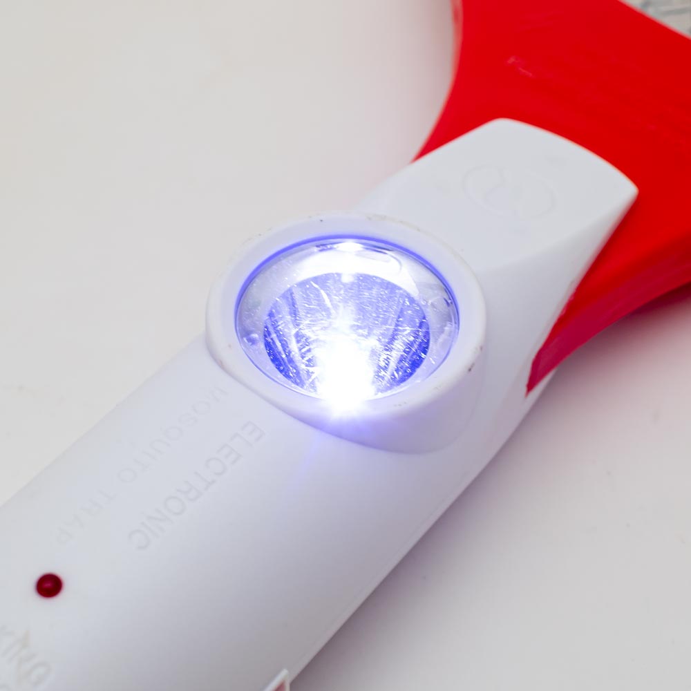 Mata mosca eléctrico con linterna