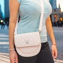 Cartera semicircular con dije mariposa