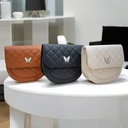 Cartera semicircular con dije mariposa