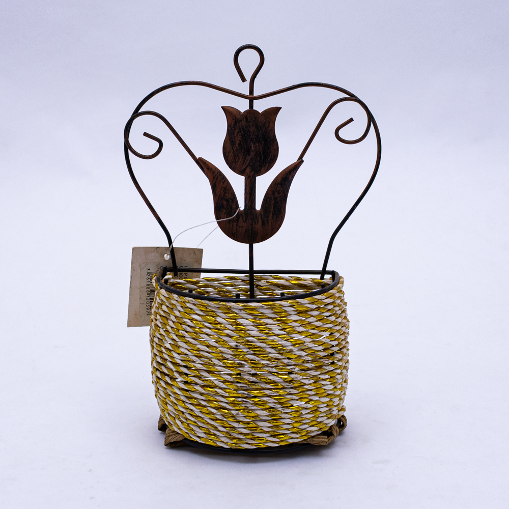 Florero de metal con diseño rustico