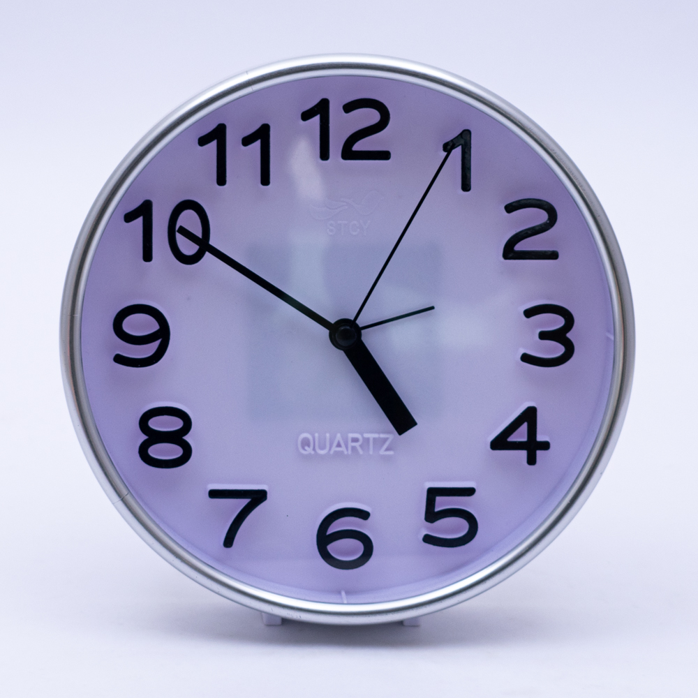 Reloj redondo con borde color plata