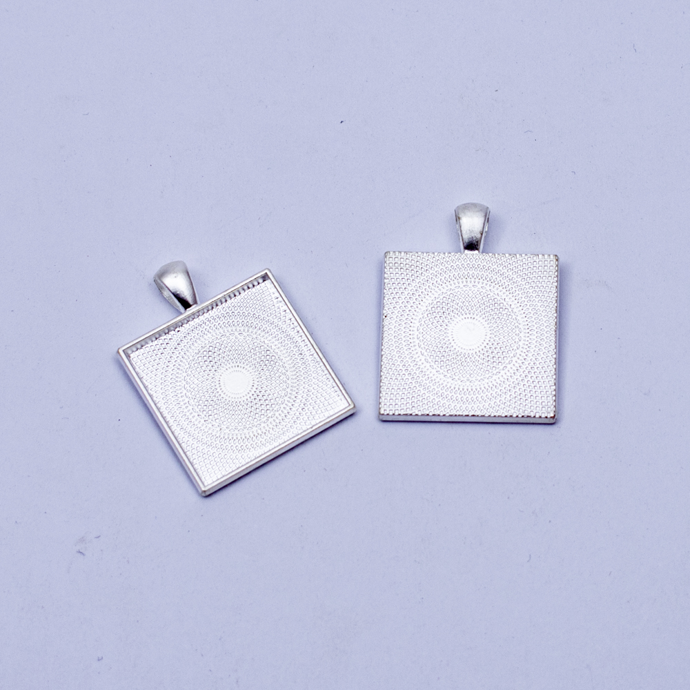 Dije cuadrado en plateado 5pc